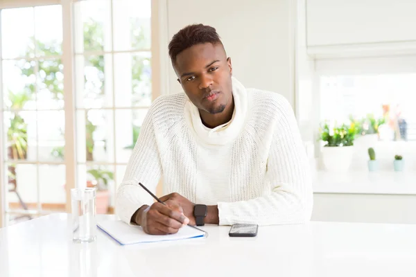 Étudiant Afro Américain Écrit Sur Papier Aide Crayon Avec Une — Photo