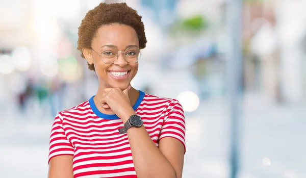 Hermosa Mujer Afroamericana Joven Con Gafas Sobre Fondo Aislado Mirando — Foto de Stock