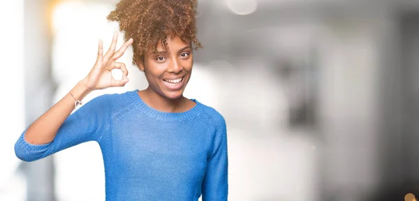 Piękne Młode African American Kobieta Białym Tle Tło Uśmiechający Się — Zdjęcie stockowe