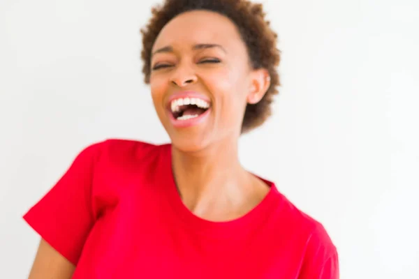 Gyönyörű fiatal afrikai-amerikai nő, mosolygós bízik abban, hogy a — Stock Fotó
