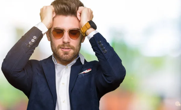 Jonge Knappe Elegante Man Dragen Zonnebril Mode Blazer Lijden Hoofdpijn — Stockfoto