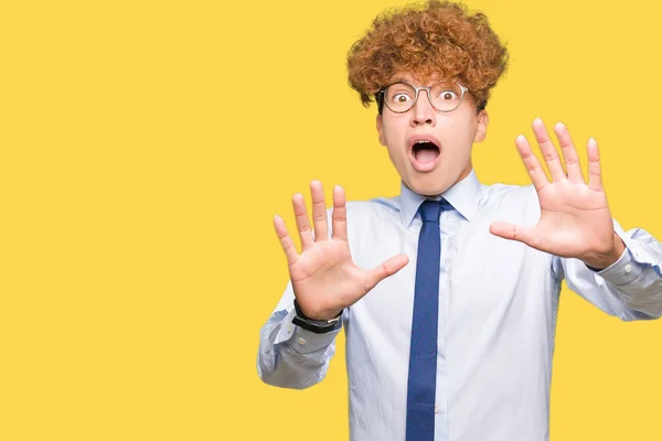 Joven Hombre Negocios Guapo Con Gafas Afro Con Miedo Aterrorizado —  Fotos de Stock