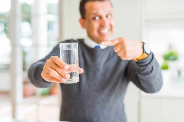 Hombre Mediana Edad Bebiendo Vaso Agua Casa Muy Feliz Señalando — Foto de Stock
