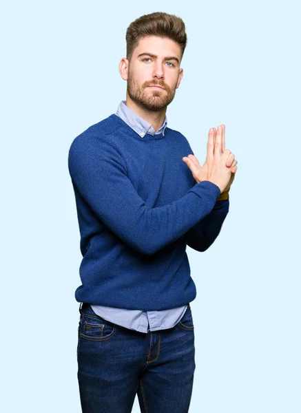 Junger Gutaussehender Geschäftsmann Mit Symbolischer Waffe Mit Handgeste Tötungswaffen Spielend — Stockfoto