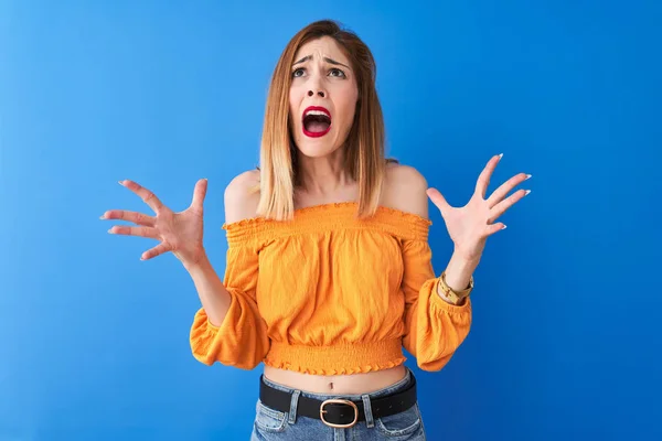 Mooie Redhead Vrouw Dragen Oranje Casual Shirt Staande Geïsoleerde Blauwe — Stockfoto