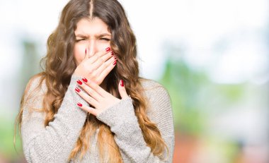 Bir şey pis ve iğrenç kokulu kış elbise, dayanılmaz koku, holding nefes parmak ile burun üzerinde giyen genç güzel kadın. Kötü kokuyor kavramı.