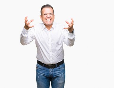 Orta yaş Arap zarif adam izole arka plan üzerinde öfke ile sinirli haykırarak, elleri boğmaya çalışıyor, deli bağırıyor