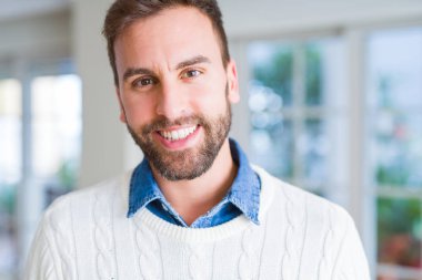 Yakışıklı adam kameraya olumlu gülümseyen