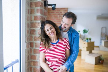 Orta yaş Senior çift yeni bir eve hareket, mutlu gülümseyen