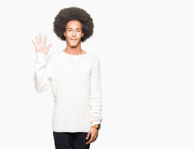 Afro saç içeren genç Afrikalı Amerikalı adam kış kazak gösteren ve parmak sayısı beş ile işaret kadar güven ve mutlu gülümseyen iken.