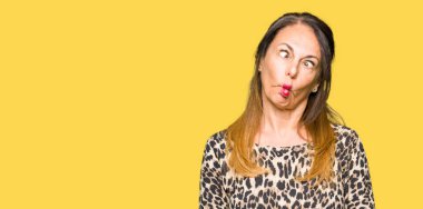 Leopar hayvan baskı elbise yapma balık yüz dudaklı, çılgın ve komik bir jest giyen güzel orta yaş kadın. Komik ifade.