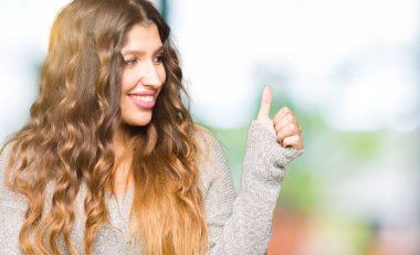 Yanına bir jest yapıyorsun gülümseyen gurur, seyir kış elbise genç güzel kadın yaşasın