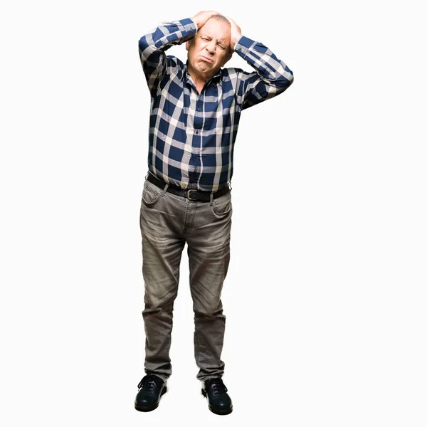 Pohledný Starší Muž Neformální Košili Trpící Zoufalou Bolestí Vystresovaný Protože — Stock fotografie