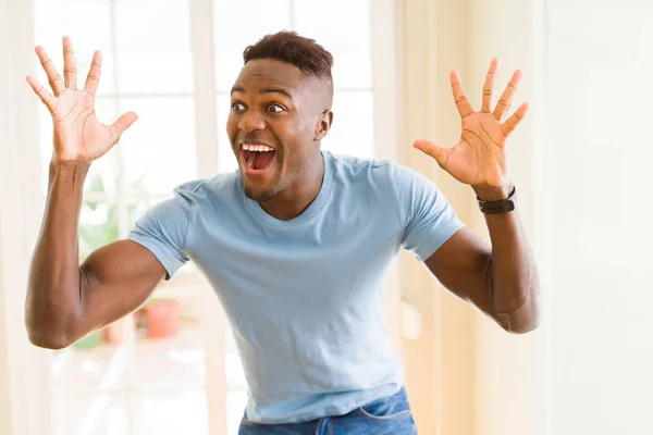 Uomo Afroamericano Urlando Molto Eccitato Celebrando Successo Vittoria Sorridendo Felice — Foto Stock