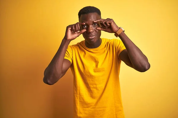 Hombre Afroamericano Joven Con Camiseta Casual Pie Sobre Fondo Amarillo — Foto de Stock