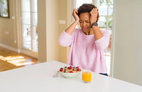 Junge Afrikanisch Amerikanische Frau Beim Gesunden Frühstück Hause Unter Kopfschmerzen — Stockfoto
