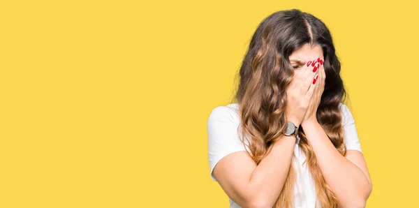 Jovem Mulher Bonita Vestindo Camiseta Branca Casual Com Expressão Triste — Fotografia de Stock