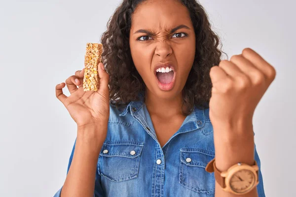 Mujer Brasileña Joven Comiendo Barra Granola Pie Sobre Fondo Blanco —  Fotos de Stock