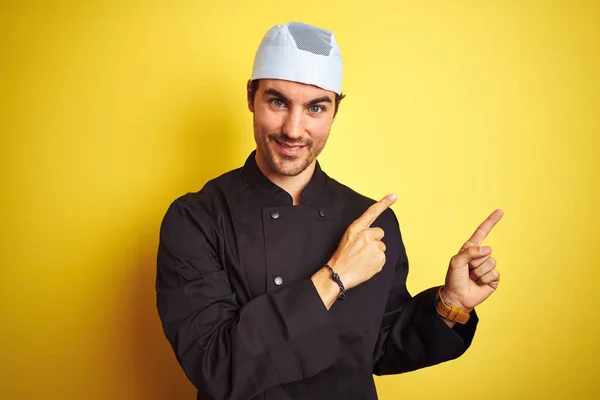 Jeune Beau Chef Cuisinier Cuisinier Portant Uniforme Chapeau Sur Fond — Photo