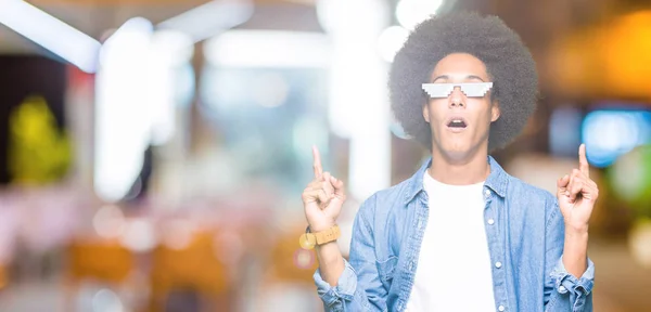 Giovane Uomo Afro Americano Con Capelli Afro Indossando Occhiali Vita — Foto Stock