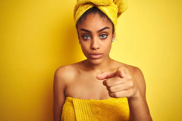 카메라와 당신에 손가락으로 가리키는 노란색 수건을 아프리카 미국인 앞에서 긍정적이 — 스톡 사진