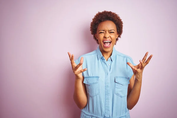 Joven Mujer Afroamericana Hermosa Con Pelo Afro Sobre Fondo Rosa —  Fotos de Stock