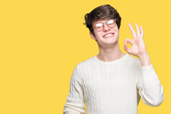 Joven Hombre Guapo Con Gafas Sobre Fondo Aislado Sonriendo Positiva — Foto de Stock