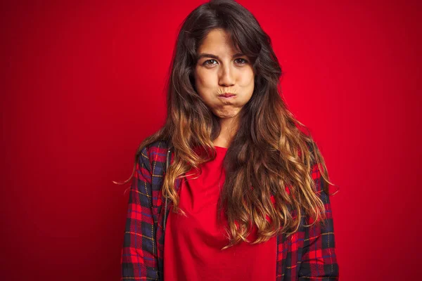 Joven Hermosa Mujer Con Chaqueta Casual Pie Sobre Fondo Rojo — Foto de Stock