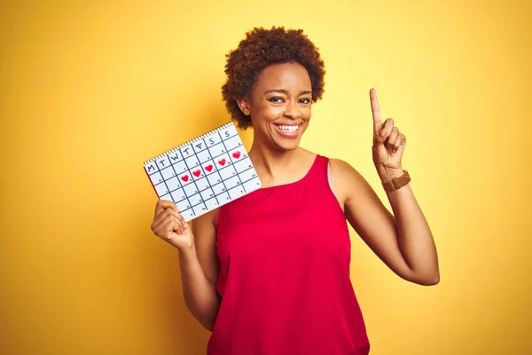 Jonge Afro Amerikaanse Vrouw Die Menstruatie Kalender Geïsoleerde Gele Achtergrond — Stockfoto