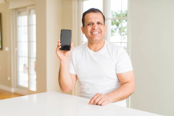 Hombre Mediana Edad Mostrando Pantalla Del Teléfono Inteligente Con Una —  Fotos de Stock