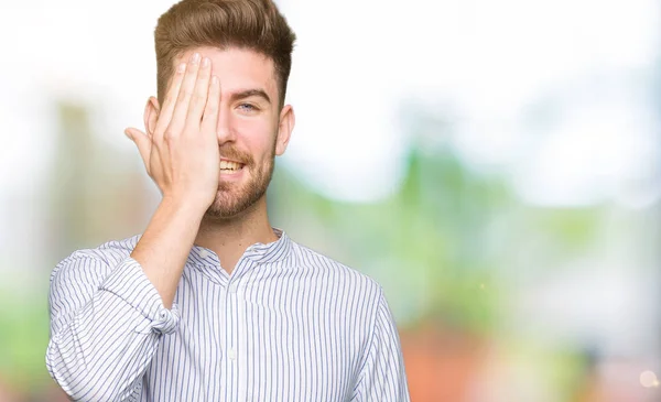 Junger Gutaussehender Mann Der Ein Auge Mit Einer Hand Bedeckt — Stockfoto