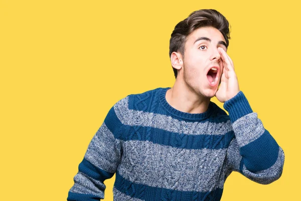 Jovem Homem Bonito Sobre Fundo Isolado Gritando Gritando Alto Para — Fotografia de Stock