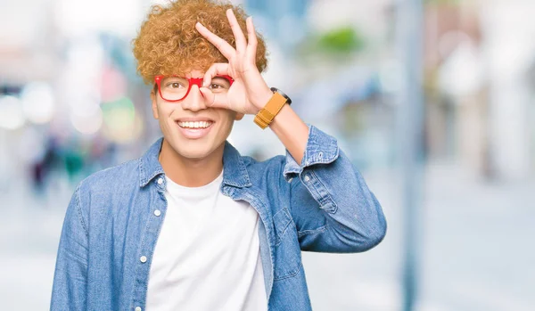 Giovane Bell Uomo Con Capelli Afro Indossando Occhiali Facendo Gesto — Foto Stock