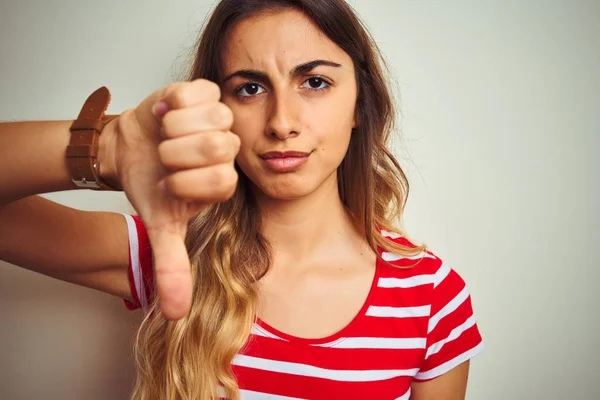 Ung Vacker Kvinna Klädd Röda Ränder Shirt Över Vit Isolerad — Stockfoto