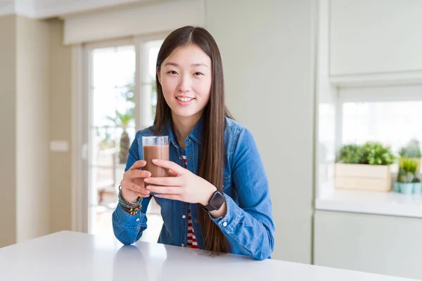 Hermosa Mujer Asiática Bebiendo Vaso Fresco Batido Chocolate Con Una —  Fotos de Stock