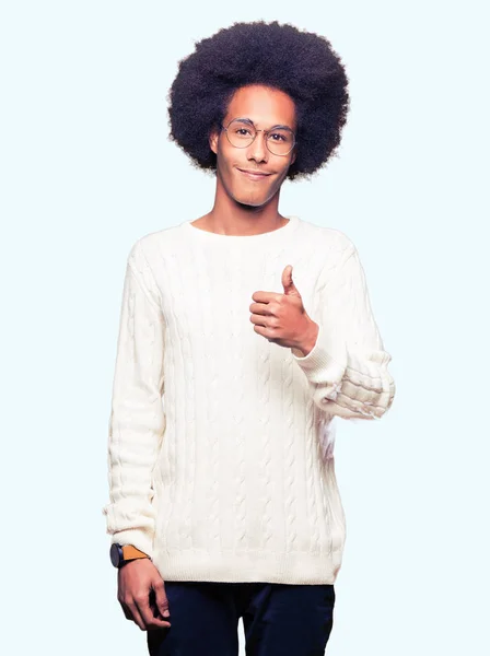 Unga Afroamerikanska Man Med Afro Hår Glasögon Gör Glad Tummen — Stockfoto