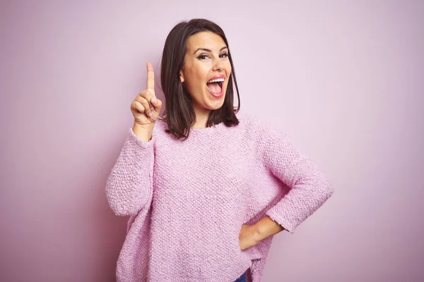 Jonge Mooie Brunette Vrouw Het Dragen Van Een Trui Roze — Stockfoto