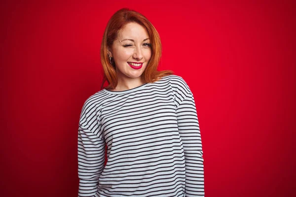 Mulher Ruiva Jovem Vestindo Tiras Camisa Marinha Sobre Vermelho Isolado — Fotografia de Stock