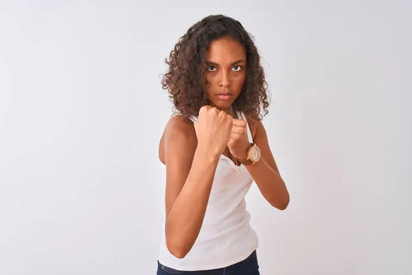 Mujer Brasileña Joven Vistiendo Camiseta Casual Pie Sobre Fondo Blanco —  Fotos de Stock