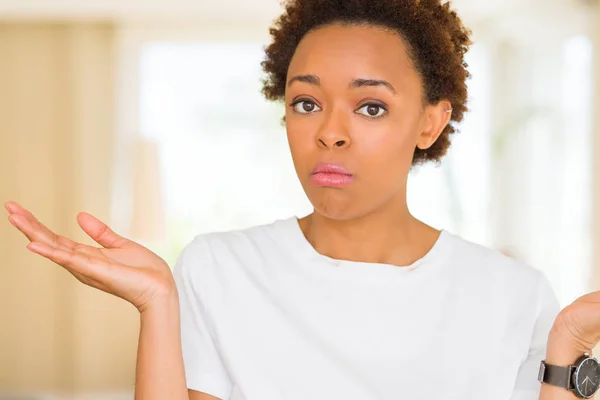 Joven Mujer Afroamericana Hermosa Usando Casual Camiseta Blanca Expresión Despistada — Foto de Stock