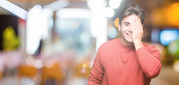 Jovem Homem Bonito Sobre Fundo Isolado Cobrindo Olho Com Mão — Fotografia de Stock