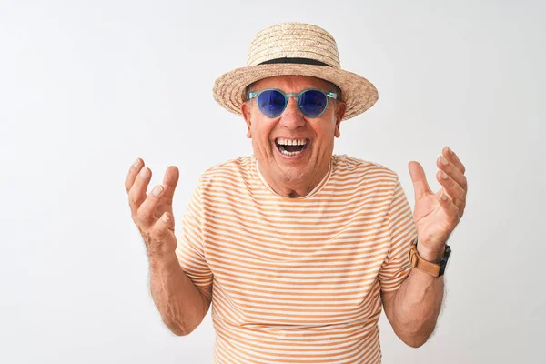 Ανώτερος Άντρας Φορώντας Ριγέ Γυαλιά Ηλίου Και Καπέλο Πάνω Από — Φωτογραφία Αρχείου