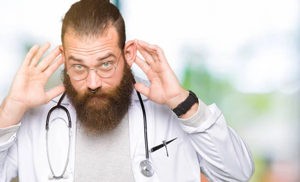 Young Blond Doctor Man Beard Wearing Medical Coat Trying Hear — Stock Photo, Image