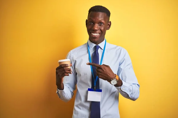 Afrikansk Amerikansk Affärsman Bär Dricka Kaffe Över Isolerad Gul Bakgrund — Stockfoto