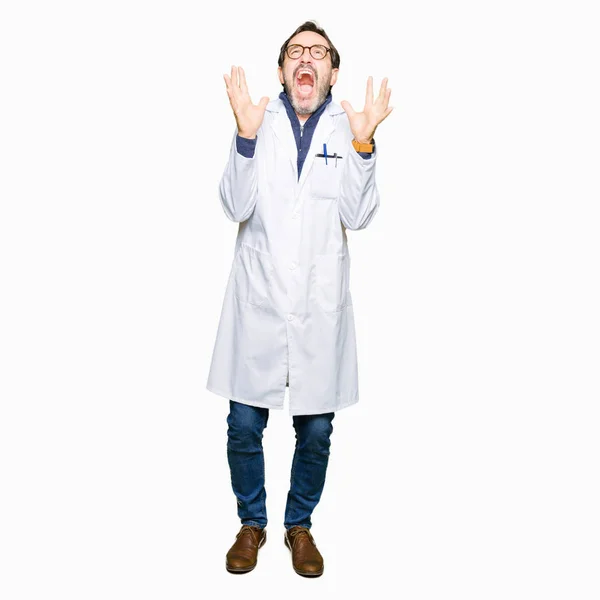 Μέση Ηλικία Θεραπευτής Φορώντας Λευκό Παλτό Τρελό Και Τρελών Φωνάζοντας — Φωτογραφία Αρχείου