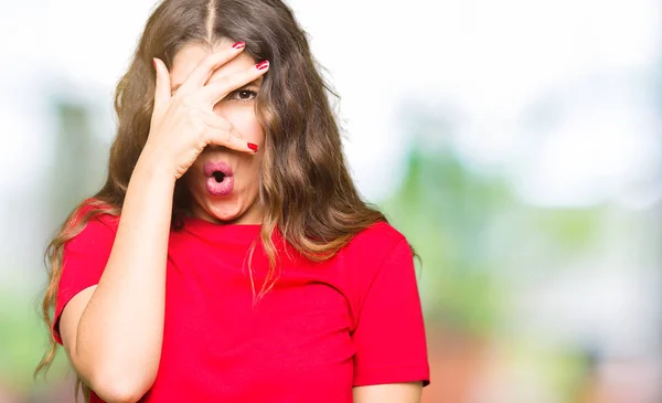 Joven Hermosa Mujer Con Camiseta Casual Asomándose Cara Cubierta Shock — Foto de Stock