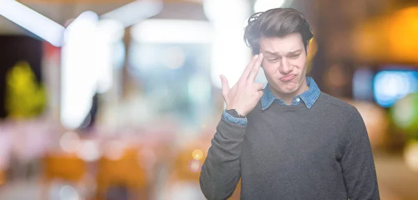 Jonge Knappe Man Van Elegante Geïsoleerd Background Schieten Doden Zichzelf — Stockfoto