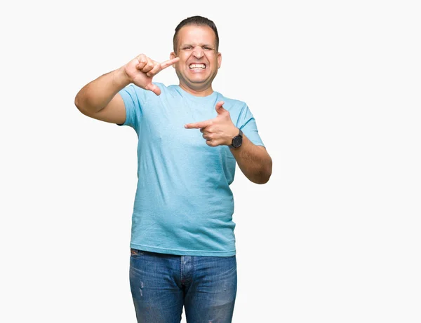 Homem Árabe Meia Idade Vestindo Camiseta Azul Sobre Fundo Isolado — Fotografia de Stock