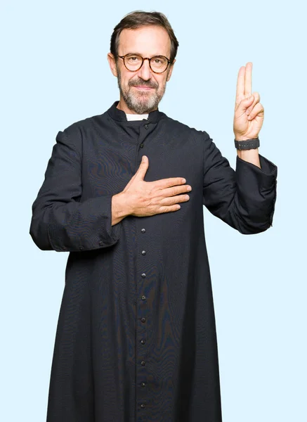 Homem Padre Meia Idade Vestindo Roupão Católico Jurando Com Mão — Fotografia de Stock