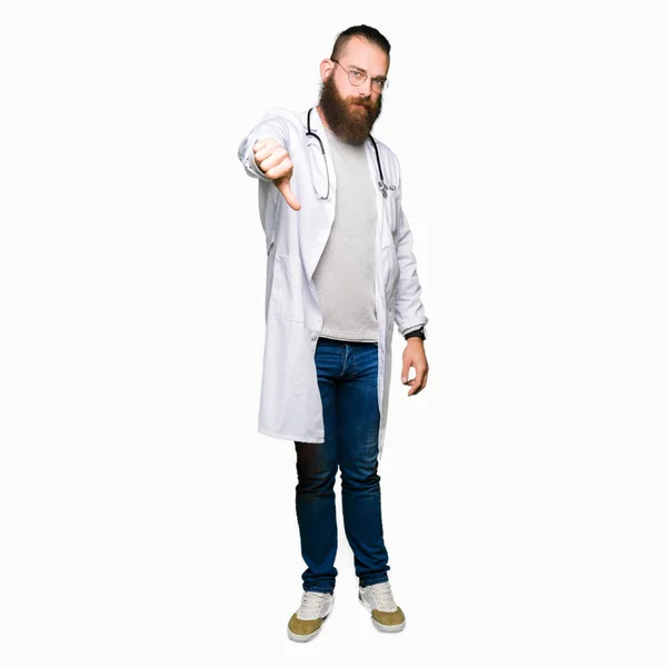 Giovane Uomo Medico Biondo Con Barba Indossa Cappotto Medico Cercando — Foto Stock